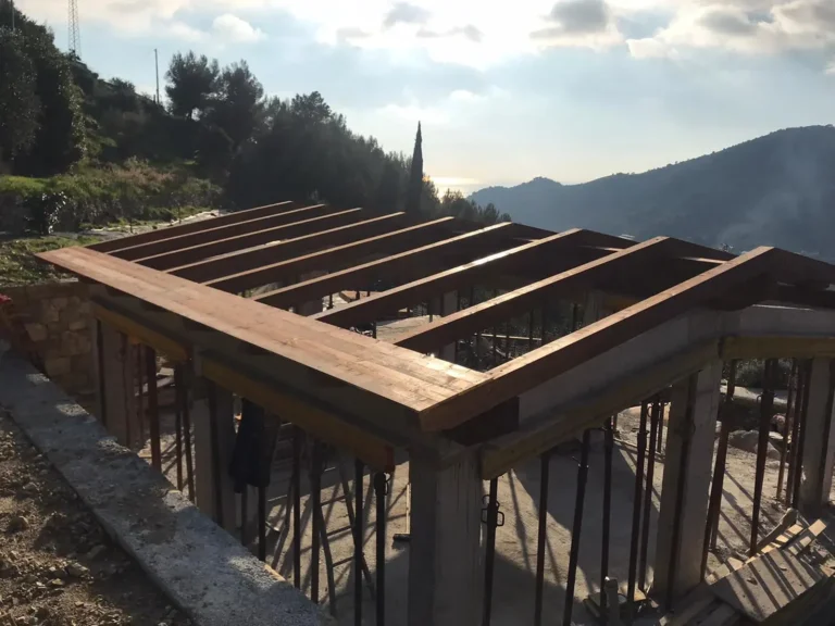 Fase di costruzione di una terrazza esterna in cemento armato per la villa di Vallebona, con vista sulle opere di casseratura.