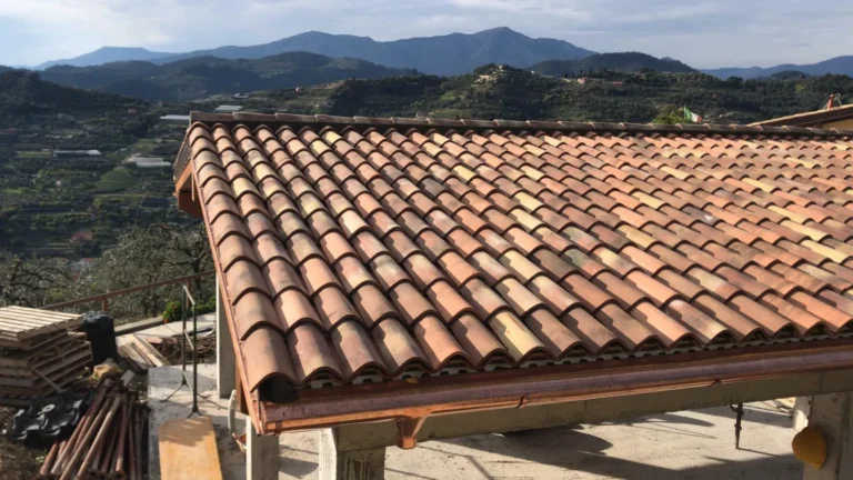 Dettaglio del manto di copertura realizzato con tegole e coppi in laterizio, tipico delle ville in Costa Azzurra, cantiere a Vallebona.