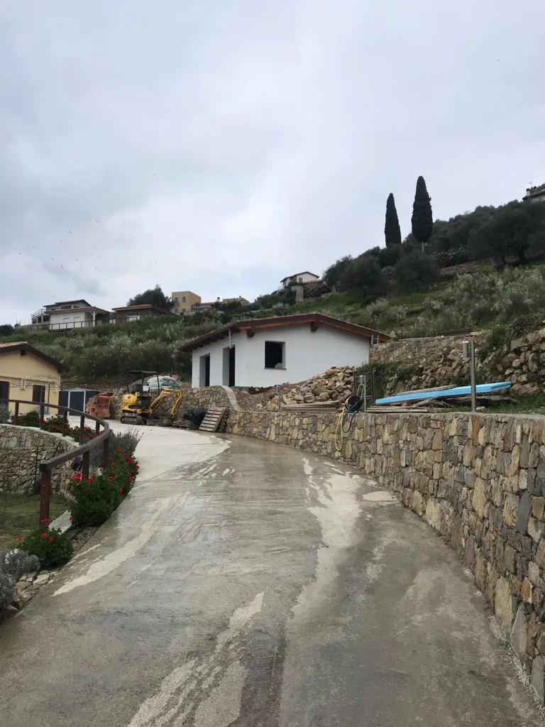 Fase di intonacatura dei muri esterni della villa a Vallebona, preparazione per la finitura finale. Cantiere edile in Costa Azzurra.