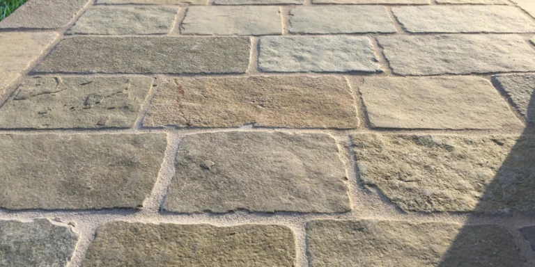 Dettaglio di una pavimentazione esterna realizzata in pietra naturale con posa ad opus incertum, ideale per viali e terrazze di ville in Costa Azzurra (Roquebrune, Mentone).