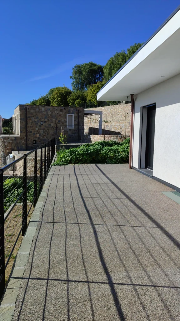 Esempio di muro vegetale esterno o giardino verticale, soluzione di design per spazi verdi a Bordighera.