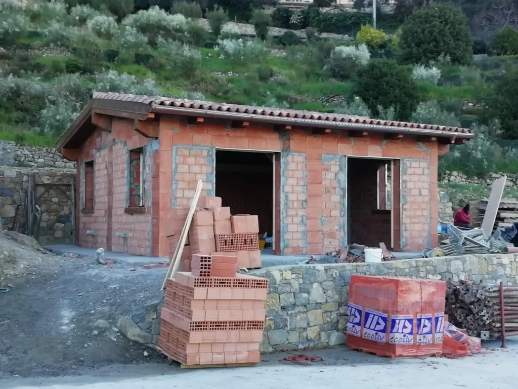 Muri esterni in blocchi di laterizio termico durante la costruzione di una villa unifamiliare a Vallebona, progetto di impresa edile in Costa Azzurra.