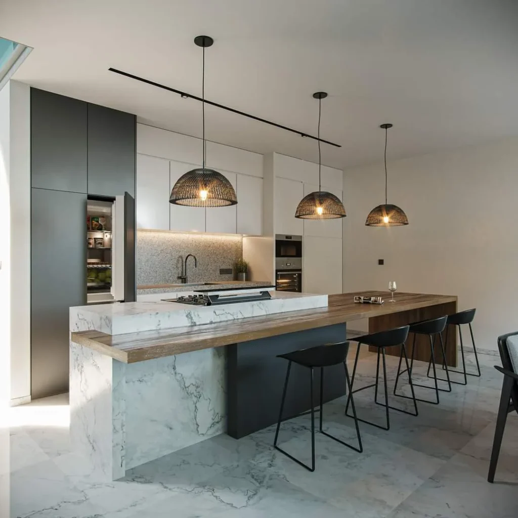 Cucina moderna di lusso con isola centrale in marmo e legno, illuminazione di design, realizzata da impresa edile a Ventimiglia, operante a Monaco e Costa Azzurra.