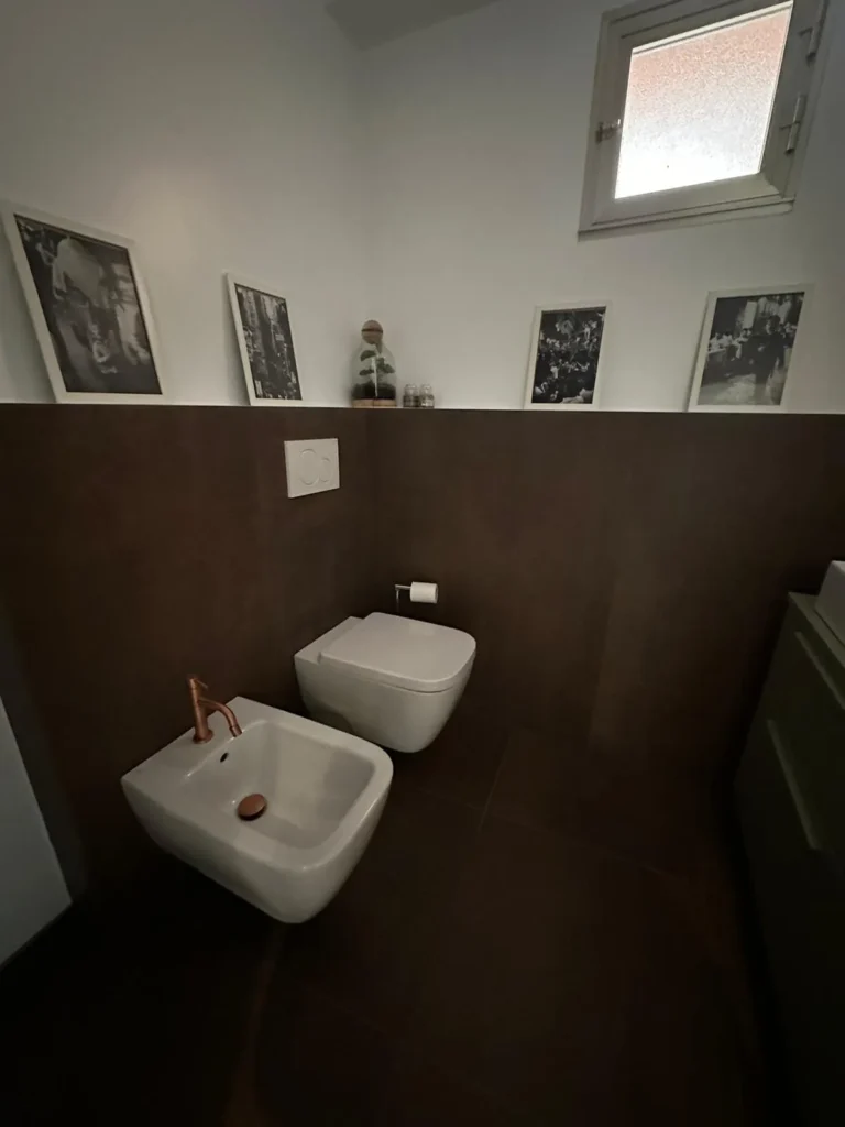 Bagno rinnovato con piastrelle marroni e design moderno a Roquebrune