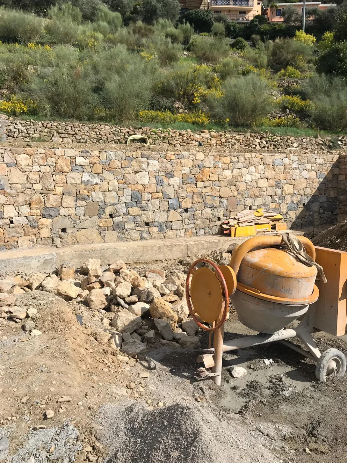 Betoniera in azione in cantiere edile per lavori di muratura in pietra. La nostra impresa di Ventimiglia opera con efficienza e professionalità in tutta la Costa Azzurra.
