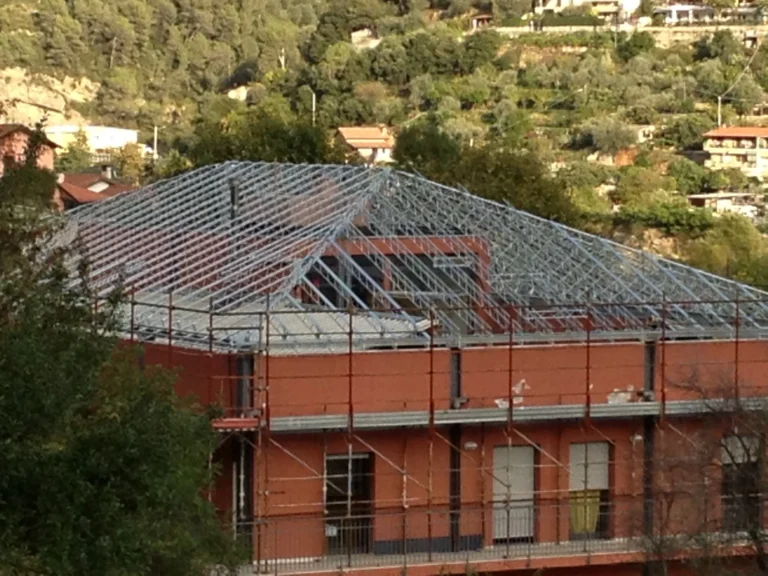 Costruzione tetto in ferro per villa moderna, struttura metallica resistente realizzata da impresa edile di Ventimiglia, specializzata in coperture tra Imperia e Nizza.