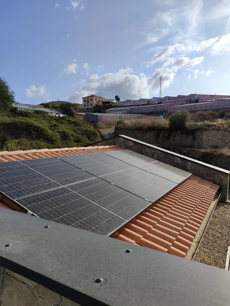 Installazione di pannelli solari fotovoltaici su un tetto in tegole, per l'efficienza energetica di una casa in via degli inglesi.
