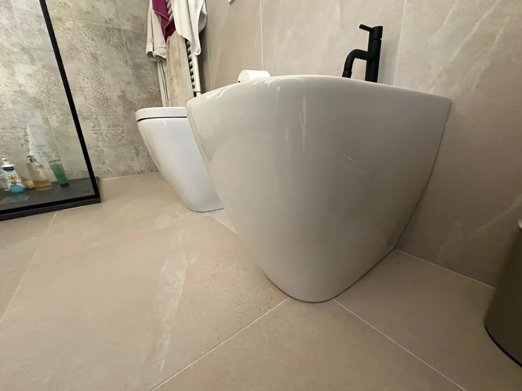 Installazione WC e bidet in bagno rinnovato a Roquebrune