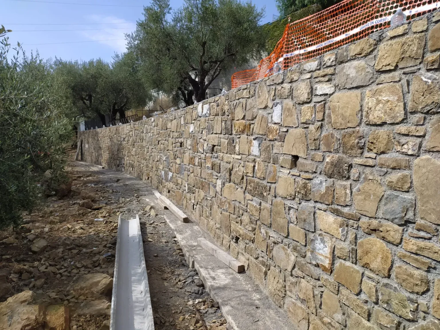 Realizzazione muro esterno in pietra chiara in stile mediterraneo moderno, integrato perfettamente nel paesaggio. Costruzioni e ristrutturazioni di ville a Mentone, Imperia e Sanremo.