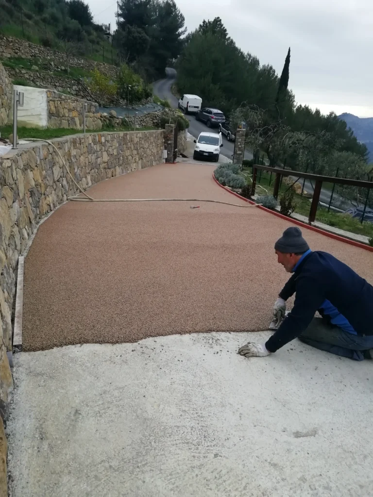 Pavimentazione esterna drenante in granulati di pregio legati con resina, la soluzione ecologica e di design per la tua casa a Sanremo. Realizzata dalla nostra impresa edile di Ventimiglia.