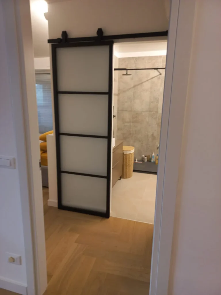Porta a scrigno con dettaglio nero per bagno moderno