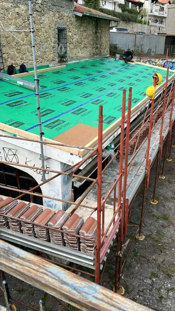 Rifacimento tetto in legno: struttura portante a vista per un design caldo e accogliente, intervento di ristrutturazione e carpenteria specializzata a Ventimiglia e provincia di Imperia.