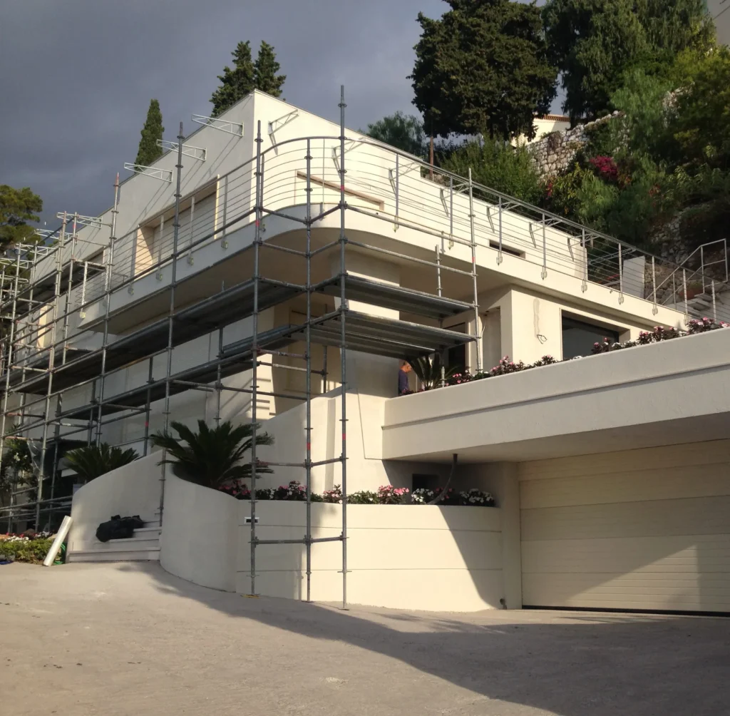 Rifacimento facciate esterne villa di lusso a Roquebrune-Cap-Martin, restauro conservativo e finiture di pregio per residenze esclusive, eccellenza costruttiva tra Ventimiglia e Monaco.