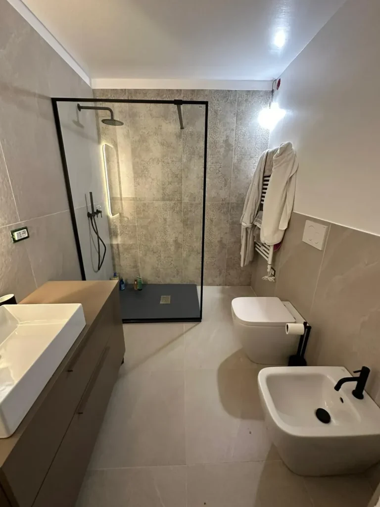 Rinnovazione bagno con impianto doccia moderno e di design