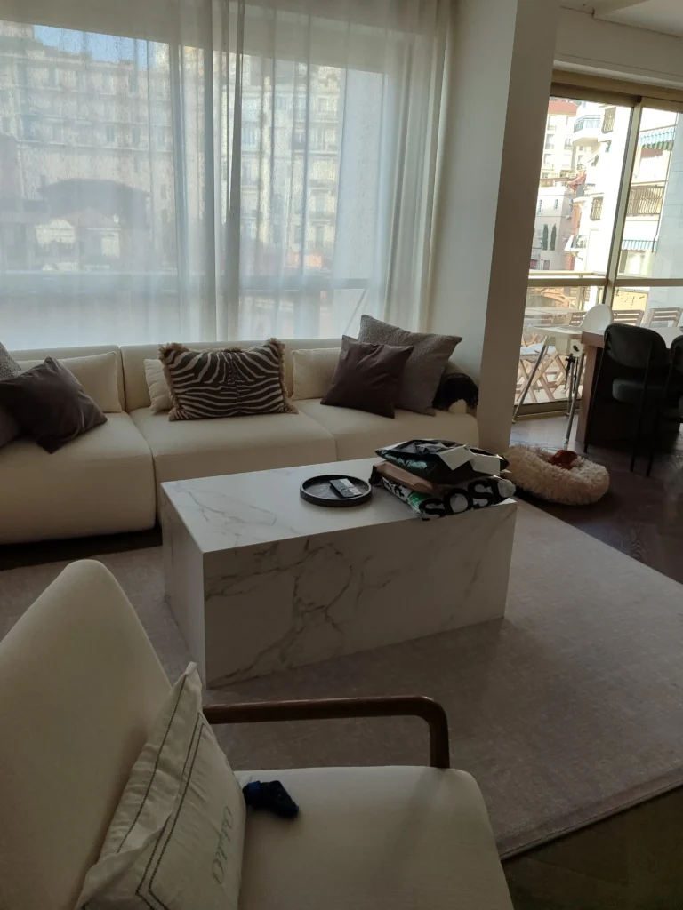 Elegante appartamento ristrutturato a Montecarlo con finiture di lusso, arredi moderni e vista mozzafiato. Realizza il tuo sogno abitativo con la nostra esperienza in Costa Azzurra.