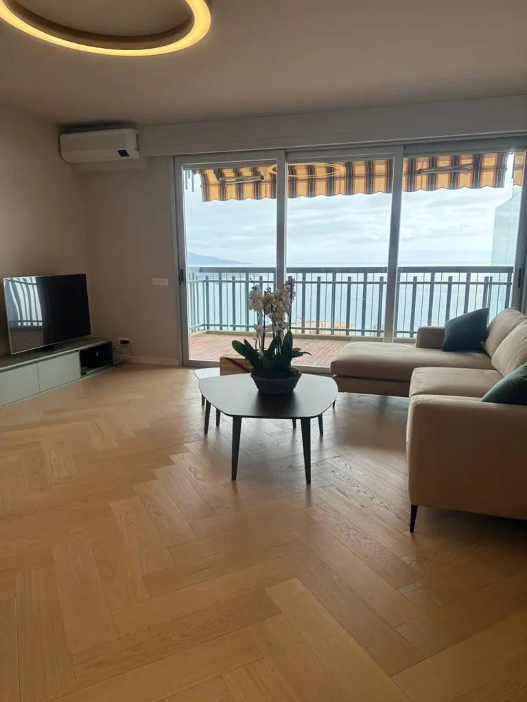 Appartamento in Costa Azzurra ristrutturato con arredo moderno e raffinato, divano di design e tavolini coordinati. La tua casa chiavi in mano, da Ventimiglia a Nizza.