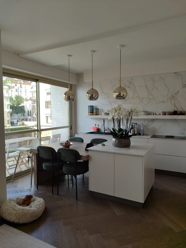 Ristrutturazione cucina di lusso a Montecarlo con mobili su misura, isola funzionale e vista panoramica. L'eccellenza costruttiva per la tua residenza esclusiva in Costa Azzurra.