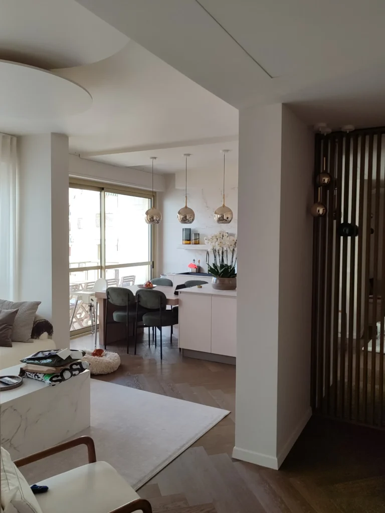 Ristrutturazione cucina di design a Montecarlo: un mix affascinante di modernità con luci sferiche e top in marmo, e tradizione con parete in pietra a vista. Eleganza senza tempo dalla nostra impresa di Ventimiglia.