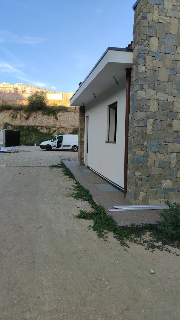 Installazione di rivestimento per facciata esterna di una villa a Bordighera.
