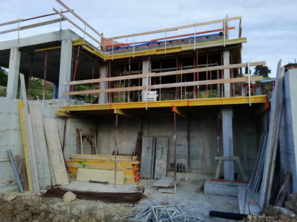 Struttura in cemento armato di una villa in costruzione in Via degli Inglesi a Bordighera, con impalcature e materiali edili.