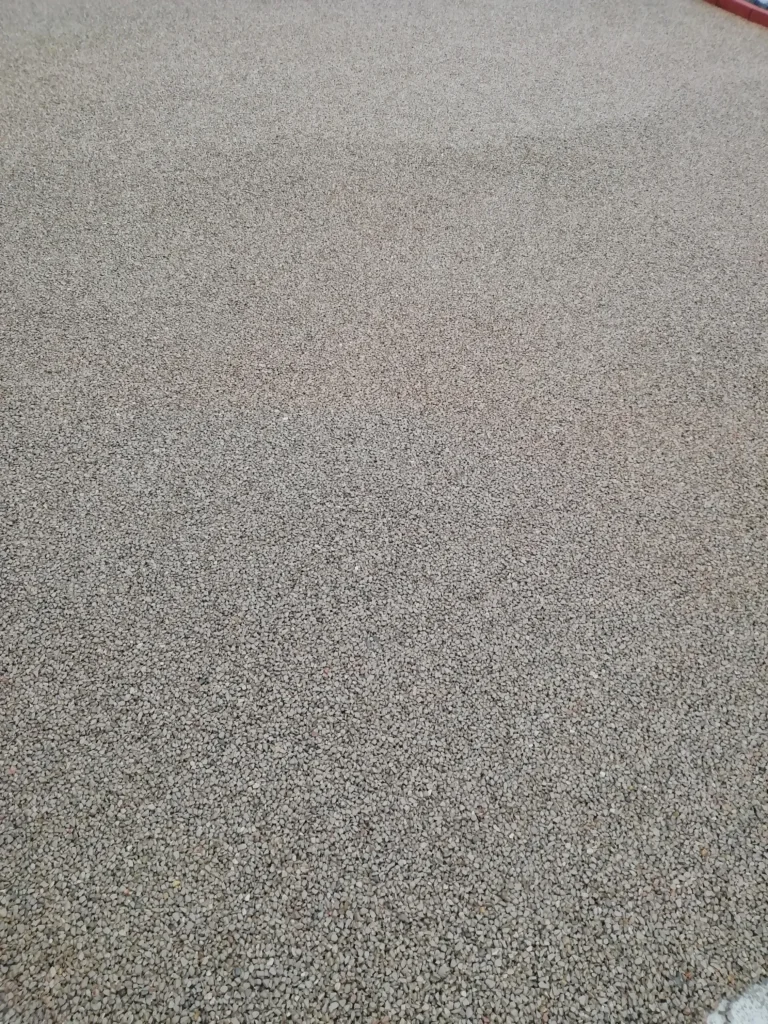 Texture in dettaglio di un pavimento esterno resinato con graniglia, finitura antiscivolo e resistente agli agenti atmosferici. Ideale per esterni sicuri ed eleganti a Mentone e Bordighera.